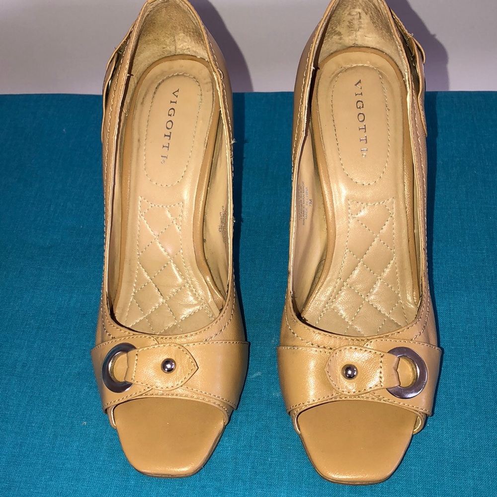Vigotti: camel peep-toe shoes with wood-like heels